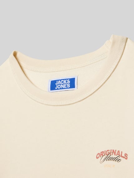 Produktfoto, Regular Fit Sweatshirt mit Logo-Print Modell 'Upstate' von Jack & Jones aus reiner Baumwolle, helles Beige, glatte Textur, Rundhalsausschnitt, Nahaufnahme Oberkörper.