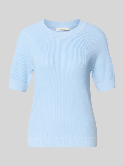 Produktfoto, Regular Fit Strickpullover aus Viskose-Baumwoll-Mix Modell 'ELINNA' von Selected Femme in Hellblau, Strukturmuster, Rundhals, Kurzarm, gerippte Abschlüsse, unifarbene Optik.
