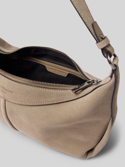 Produktfoto, Hobo Bag aus Leder Modell 'PARIS II' von LIEBESKIND BERLIN in Beige mit Reißverschluss, sichtbarem Label und Innenfach, Detailaufnahme. Damen Hobo Bag mit Tragehenkel und Schulterriemen, Maße 37x20x12 cm, Schulterriemen 48 cm.