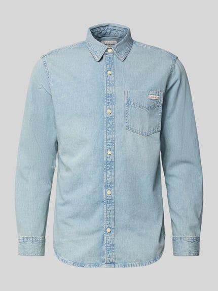 Produktfoto, lichtblauw Regular Fit jeanshemd uit puur katoen met kentkraag, doorlopende knoopsluiting, borstzak en labelpatch. Regular Fit Jeanshemd aus reine Baumwolle van Calvin Klein Jeans, denimlook, vierkant.