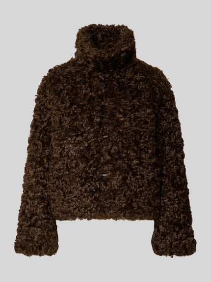 Produktfoto, Jacke aus Kunstfell van closed in donkerbruin, recht pasvorm, opstaande kraag, doorlopende knoopsluiting, textuur met krullend imitatiebont, Ruglengte maat S: 60 cm, Schouderbreedte maat S: 56 cm, Borstwijdte maat S: 59 cm, Mouwlengte maat S: 66 cm.