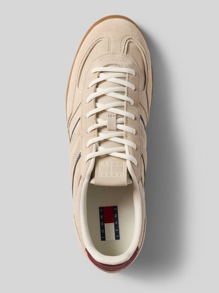 Productfoto, Low Top Sneaker uit echt leer van Tommy Jeans in beige suède, unikleuren, ronde neus, label patch, platte zool, structuurdetails