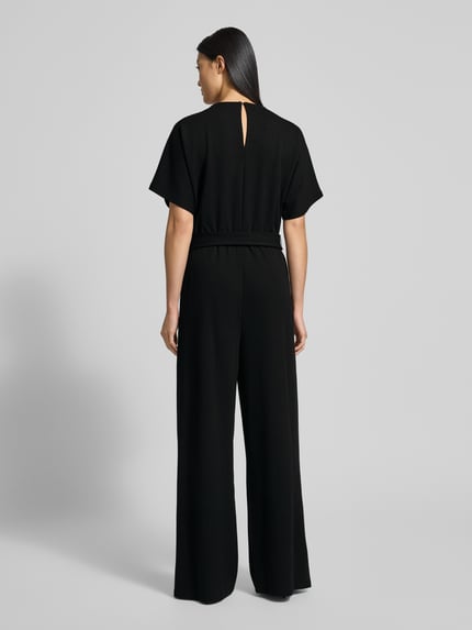 Kobiece model prezentuje czarny Jumpsuit z paskiem, model 'Renata' od GUIDO MARIA KRETSCHMER WOMAN, luźny krój, tył, całe ciało.