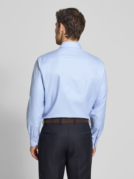 Männermodel trägt Regular Fit Business-Hemd mit Kentkragen von ETERNA aus Reine Baumwolle in Hellblau, Langärmelig, Sportmanschetten, Rückenansicht, Schulterbreite 46 cm, Rückenlänge 79 cm, Ärmellänge 65 cm, durchgängige Knopfleiste. Ganzkörperansicht Rückansicht.