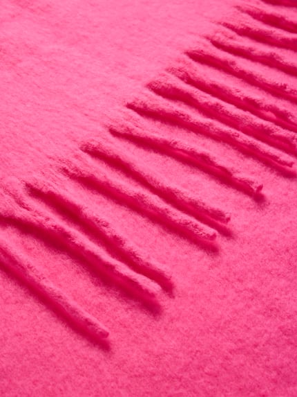 Produktfoto, Schal mit Fransen im unifarbenen Design von Kurt Beines, rechteckige Form, satte Pinkfarbe, weiche Textur, Maße 55 x 186 cm