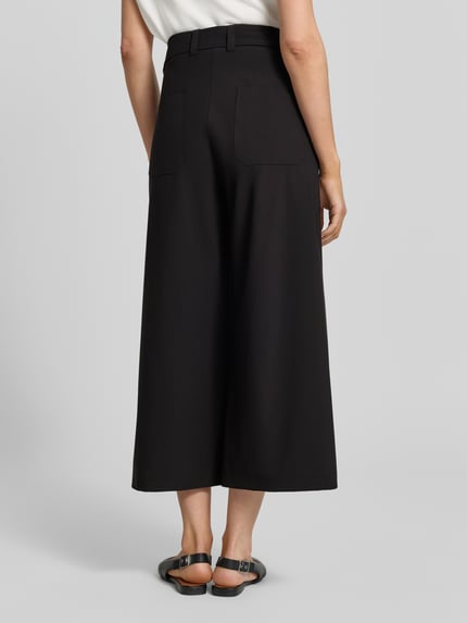 Vrouwenmodel draagt Regular Fit Barrel Leg broek met materiaalgelijke riem model 'CELESTE' van Cambio, look: effen, satijn, high waist, met steekzakken en achterzakken, materiaalverwerking: satijn. Ganzkörperansicht Rückansicht.