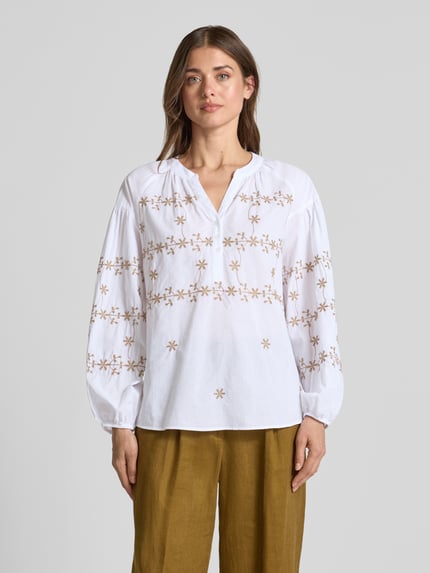 Frauenmodel trägt Bluse mit Tunikakragen und kurzer Knopfleiste von More & More aus Reine Baumwolle in Loose-Fit mit abgerundetem Saum, Vorderansicht, Nahaufnahme Oberkörper.
