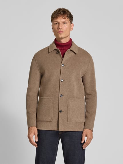 Männermodel trägt Hemdjacke mit aufgesetzten Taschen von PROFUOMO in Beige, unifarben, matt, Strukturmuster, Ganzkörperansicht von vorne.