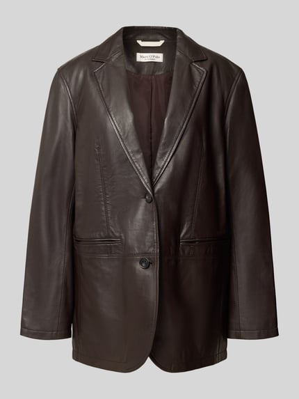 Produktfoto, Regular Fit Longline Lederjacke aus Lammnappa von Marc O'Polo in dunkelbrauner Lederoptik, Struktur, Ziernähte, Reverskragen, 2-Knopf-Verschluss, Paspeltaschen, unifarben, Label-Schriftzug, Glattleder