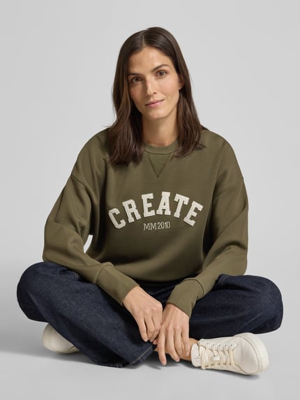 Vrouwenmodel draagt MOS MOSH Sweatshirt uit Viscose-mix met stretch, relaxed fit, ronde hals, model 'CELLI', Nahaufnahme bovenlichaam.