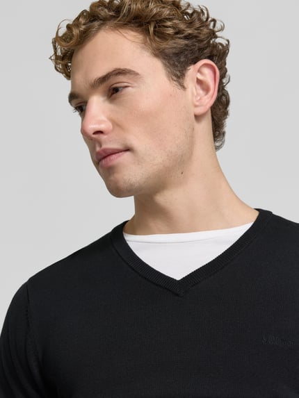 Männermodel trägt Pullover mit Logo-Stitching von S.OLIVER CASUAL, unifarben, strukturierte Strickoptik, Nahaufnahme Oberkörper.