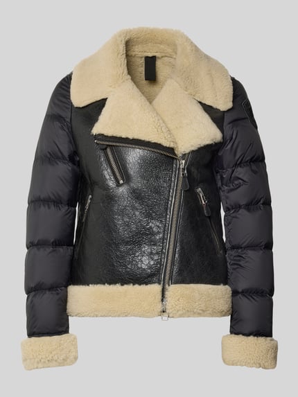 Produktfoto, Regular fit damesjack van echt leer model 'Candor' van Blauer Usa, zwart met beige, reverskraag met imitatiebont, borstzak met ritssluiting, steekzakken met ritssluiting, mouwen in stikpatroon, ruglengte maat M 62 cm, schouderbreedte 38 cm, borstwijdte 48 cm, mouwlengte 65 cm.