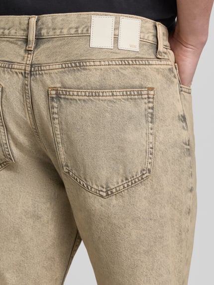 Mężczyznę model prezentuje Regular Fit Jeans im 5-Pocket-Design Modell 'Type 2' od Wood Wood, beżowy, tekstura denim, zbliżenie tylnej części, Szerokość w rozmiarze 32/32: 45 cm, długość nogawki: 78 cm, bawełna z domieszką elastanu, denim 5 kieszeni