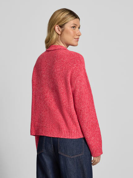Frauenmodel trägt Strickpullover aus Wolle mit Schluppe von Christian Berg Woman, Two-Tone Optik in Rosa, Rückenansicht, Ganzkörperansicht Rückansicht.