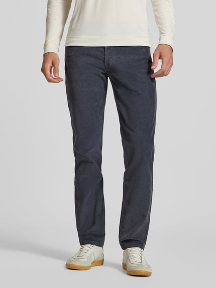 Männermodel trägt Slim Fit Jeans aus Baumwoll-Mix Modell '511® SLIM' von Levi's®, dunkelblau, gerade Form, Herren Slim Fit Jeans, Ganzkörperansicht von vorne.