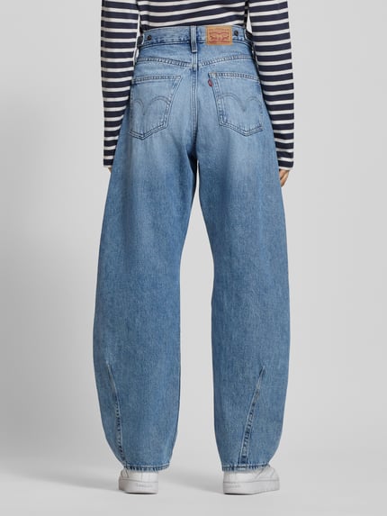 Frauenmodel trägt Barrel Fit Jeans mit 5-Pocket-Design von Levi's®, reine Baumwolle, lockerer Schnitt, Ganzkörperansicht Rückansicht.