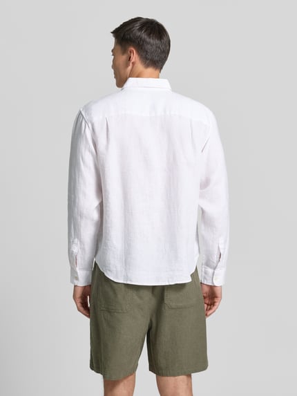 Männermodel draagt Regular Fit Leinenhemd mit Kentkragen van GAP, zuiver linnen, wit, knoopsluiting, long sleeves, ganzkörperansicht rückansicht.