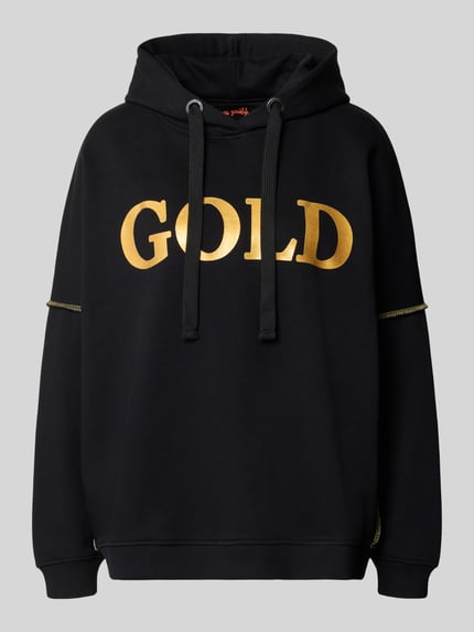 Produktfoto, Oversized Hoodie aus reiner Baumwolle Modell 'Silver and Gold' von miss goodlife, schwarz mit goldenem Statement-Print, Kapuze, Tunnelzug, Kontrastnähte, elastische Abschlüsse