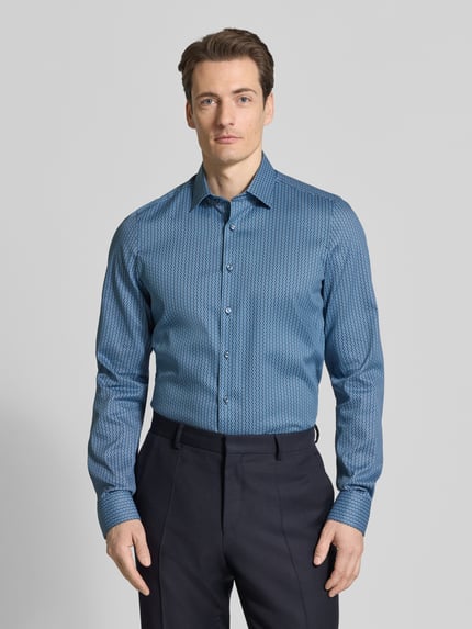 Männermodel trägt Body Fit Business-Hemd mit extra langem arm von OLYMP Level Five, mix van katoen en elastaan, kentkraag, knoopsluiting, ruglengte 82 cm, schouderbreedte 44 cm, mouwlengte 72 cm, blauwe tinten, geometrisch patroon, gladde textuur, zakelijk, volledig lichaam vooraanzicht.