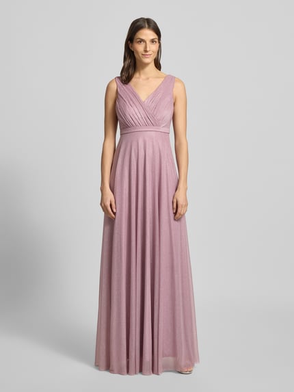 Frauenmodel trägt Regular Fit Abendkleid mit Glitzer-Mesh von TROYDEN COLLECTION in Rosaton, V-Ausschnitt, taillierte Passform, Falten-Optik, Ganzkörperansicht von vorne.