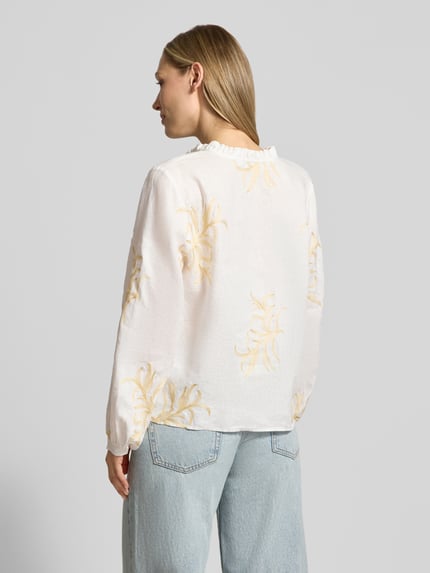 Vrouwenmodel draagt Bluse mit Serafino-Kragen und Schnürung van Emily Van den Bergh, zuiver linnen, straight fit, embroidery design, ruglengte maat 36: 57 cm, mouwlengte maat 36: 59 cm, Ganzkörperansicht Rückansicht.