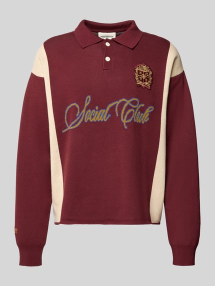 Produktfoto, Strickpullover mit Polokragen und Label-Patch von PROHIBITED in Bordeaux und Beige, Reine Baumwolle, Relaxed-Fit, große Schrift auf der Front.
