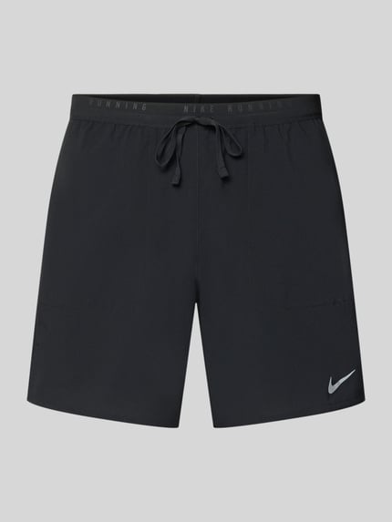Productfoto, zwarte sportshort met regular fit, gladde stof met subtiele glans, Regular Fit Sportshorts met dri-fit-technologie model 'STRIDE' van Nike, Heren Sportshorts van Nike Training
