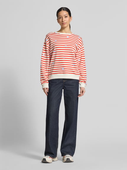 Frauenmodel trägt Sweatshirt im Allover-Look von Smith and Soul, gestreift in Rot und Weiß, Baumwoll-Modal-Mix, Relaxed-Fit, Rundhalsausschnitt, Ganzkörperansicht von vorne.