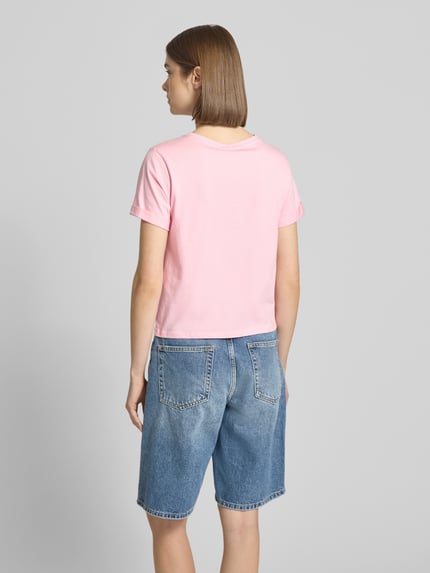 Frauenmodel trägt Slim Fit T-Shirt aus Baumwoll-Mix Modell 'MIRA' von Only, Optik: Unifarben, Kurzarm, Rundhals, Materialverarbeitung: Jersey, Ganzkörperansicht Rückansicht.