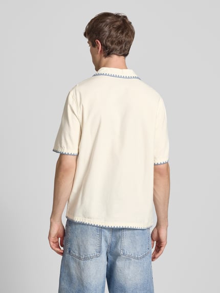 Männermodel trägt Regular Fit Freizeithemd mit umstochener Kante und Reverskragen von REVIEW aus Baumwoll-Viskose-Mix, Stitchings, Rückenlänge bei Größe M 68 cm, Schulterbreite 45 cm, Ärmellänge 31 cm, helles Material mit Kontrastkanten, Ganzkörperansicht Rückansicht.
