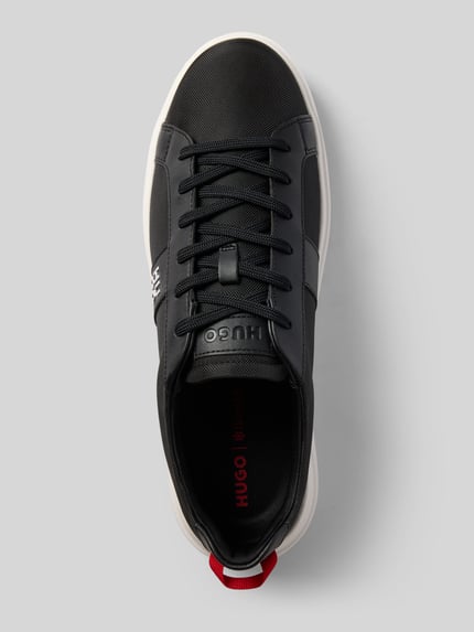 Produktfoto, Sneaker mit Label-Datei Modell 'Blake_tenn_blnypu' von HUGO in Schwarz mit weißen und roten Details, glatte und strukturierte Texturen, Herren Sneaker von HUGO