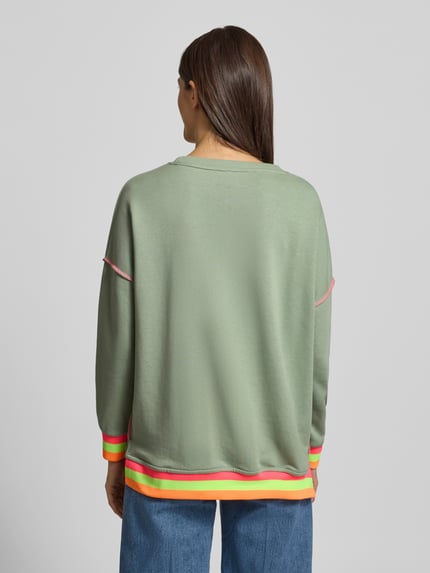 Frauenmodel trägt Oversized Sweatshirt mit gerippten Abschlüssen von miss goodlife aus reiner Baumwolle, Rückansicht Ganzkörperansicht.