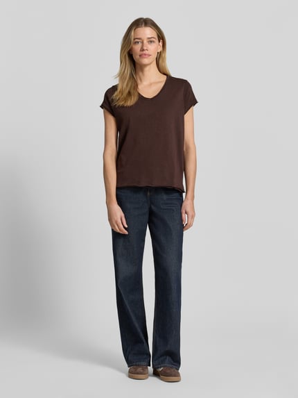 Frauenmodel trägt T-Shirt mit Rollsaum und V-Ausschnitt von Smith and Soul, reine Baumwolle, Regular-Fit, dunkelbraun, Ganzkörperansicht von vorne. Rückenlänge bei Größe S: 63 cm.
