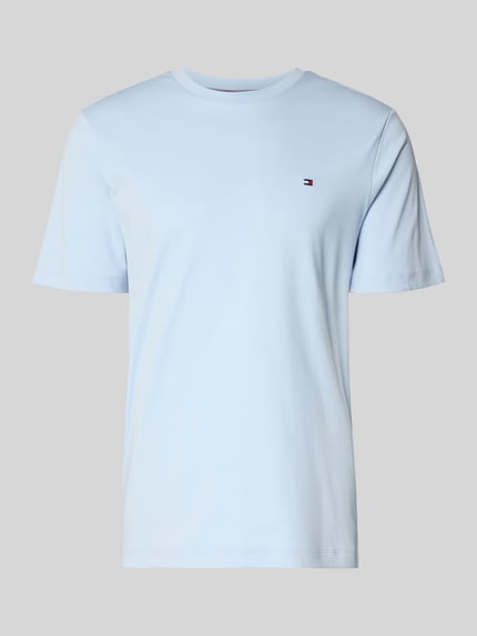 Produktfoto, Regular Fit T-Shirt aus reiner Baumwolle von Tommy Hilfiger in Hellblau, unifarben, Rundhals, Logo-Detail, kurzarm.