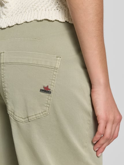 Vrouwenmodel draagt Barrel Fit Hose mit Eingrifftaschen van Buena Vista in olijfgroen, katoenmix met viscose, detailopname achterkant.