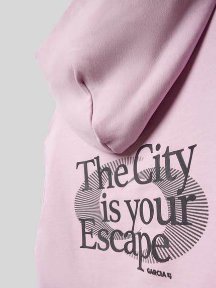 Produktfoto, Regular Fit Hoodie mit Logo-Print von Garcia in zartem Rosa aus reiner Baumwolle, Statement-Print, strukturierte Oberfläche