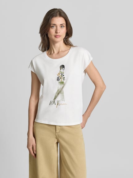 Frauenmodel trägt Regular Fit T-Shirt aus Viskose-Mix von Christian Berg Woman mit Motiv-Print, Rundhalsausschnitt, Rückenlänge 59 cm, Ganzkörperansicht von vorne.
