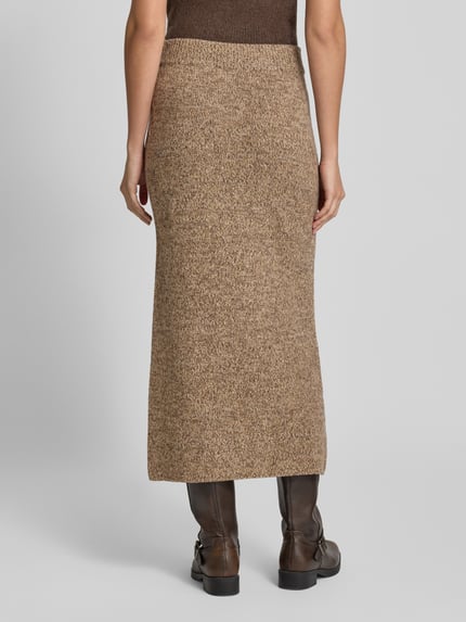 Frauenmodel trägt Strickrock aus Wolle in Two-Tone-Machart von Christian Berg Woman, gerade Form, Midilänge, strukturierte Textur, Ganzkörperansicht Rückansicht.