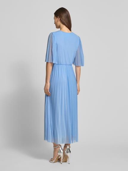 Frauenmodel trägt Relaxed Fit Maxikleid mit V-Ausschnitt Modell 'Daphne' von GUIDO MARIA KRETSCHMER WOMAN, halbarm, Falten-Optik, Ganzkörperansicht Rückansicht