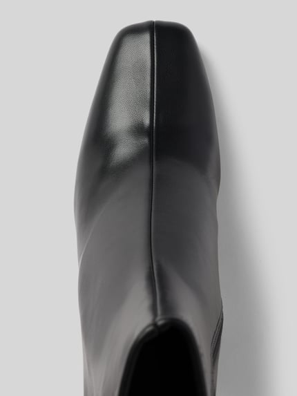 Produktfoto, schwarze Stiefeletten in Leder-Optik Modell 'Hurst' von Steve Madden mit eckiger Form, glatter Oberfläche und seitlichem Reißverschluss, Damen Stiefeletten, Blockabsatz, glatte Sohle, Kontext: Absatzhöhe 7 cm, Schafthöhe 17 cm, Schaftweite 12 cm