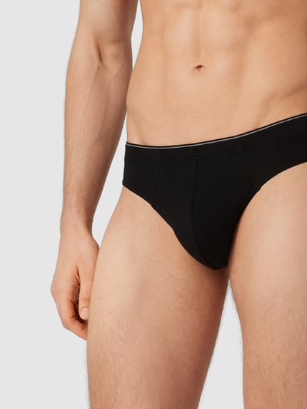Männermodel trägt Slip mit elastischem Bund im 3er-Pack von MCNEAL, czarny kolor, gładka faktura, krój dopasowany, Nahaufnahme Oberkörper, bawełna z elastanem