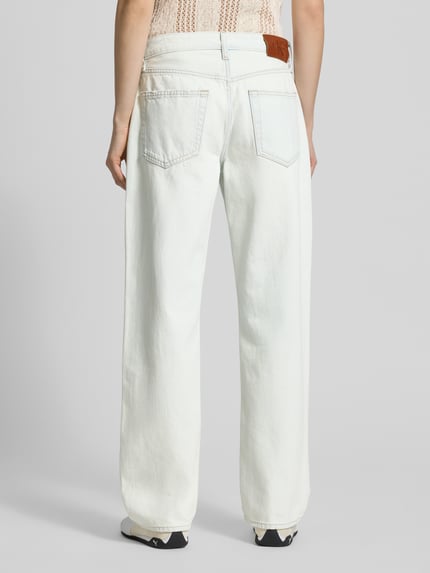 Frauenmodel trägt Straight Fit Jeans mit Logo-Print von Calvin Klein Jeans in Weiß, Reine Baumwolle, 5-Pocket-Design, Ganzkörperansicht Rückansicht.