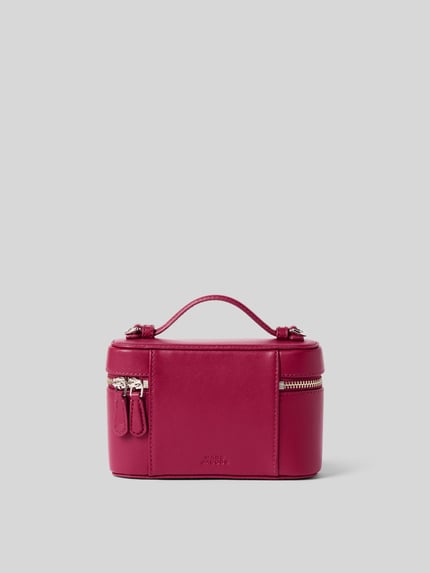 Produktfoto, Kosmetiktasche mit Logo-Detail von Marc Jacobs in Dunkelpink, glatte Oberfläche, Zweiwege-Reißverschluss, silberne Zierschnalle, rechteckige Form, abnehmbarer Henkel, 18x12x7 cm, Hauptfach vorne sichtbar