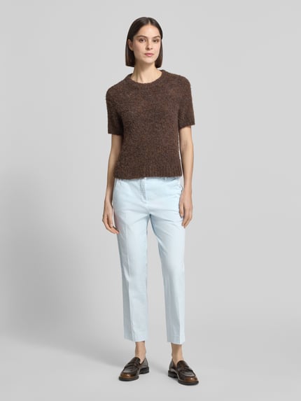 Vrouwenmodel draagt lichte dames broek met achterzakken van Cambio, mix van katoen en elastaan, verkorte pasvorm, model 'KIANA', voorkant volledig lichaam