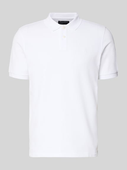 Produktfoto, Poloshirt aus Baumwolle von MARC O’POLO DENIM in Weiß, Piqué-Struktur, gerader Schnitt, kurzer Kragen, dezentes Logo.