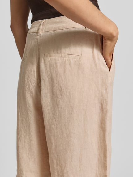 Frauenmodel trägt Wide Leg Leinenshorts mit Bundfalten von s.Oliver RED LABEL, Optik: Unifarben, Material: Leinen, Nahaufnahme Rückansicht.