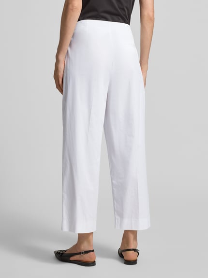 Frauenmodell trägt Caprihose mit Gesäßtasche von Luisa Cerano, Weiß, Relaxed Fit, Baumwoll-Elasthan-Mix, Bügelfalten, Ganzkörperansicht Rückansicht.