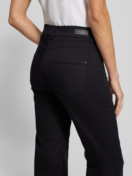 Kobiece modelka nosi Slim Fit Jeans z 5 kieszeniami Model 'CICI' od Angels, czarna bawełna, prosty krój, detal tylnej kieszeni, zdjęcie z tyłu.