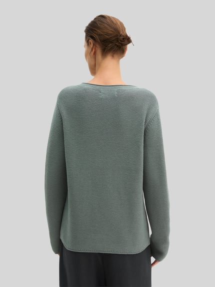 Frauenmodel trägt Regular Fit Pullover aus reiner Baumwolle von MARC O'POLO, unifarben, Strickoptik, Ganzkörperansicht Rückansicht.