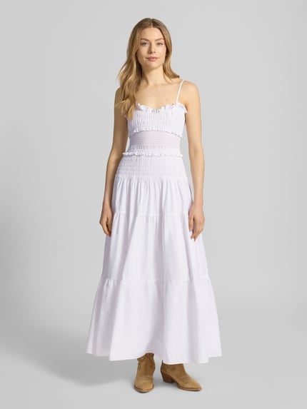 Vrouwenmodel draagt Midikleid mit Rüschen und Volantsaum van MICHAEL Michael Kors, witte katoen, getailleerde fit, spaghettibandjes, carré-hals, smok-details, ruches, volantzoom, frontale volledige lichaamsopname.